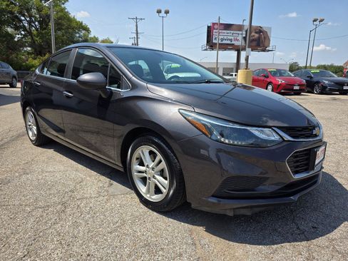 Used 2017 Chevrolet Cruze LT w/ Convenience Package FWD image 3