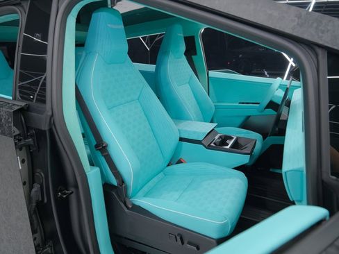 Used 2025 Tesla Cybertruck AWD Crew Cab image 40