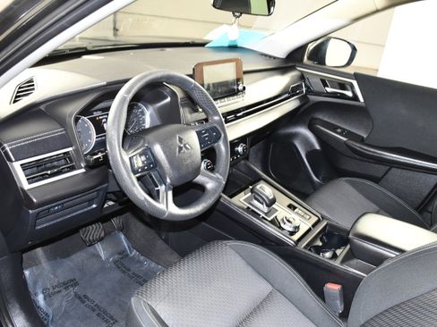Used 2022 Mitsubishi Outlander ES AWD/4WD image 2