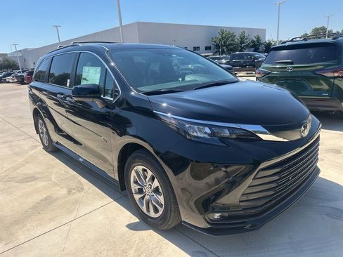 New 2026 Toyota Sienna XLE FWD image 5