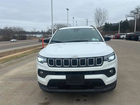 Used 2024 Jeep Compass Latitude image 14