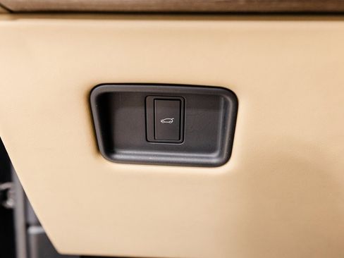 Used 2023 Land Rover Range Rover SE image 8