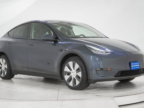Used 2023 Tesla Model Y Long Range image 16