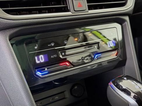 New 2026 Volkswagen Taos SE FWD image 17