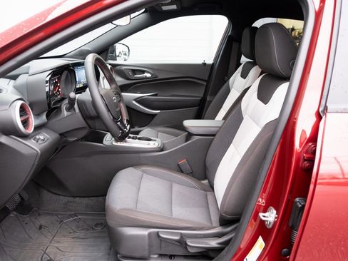 Used 2025 Chevrolet Trax RS image 14