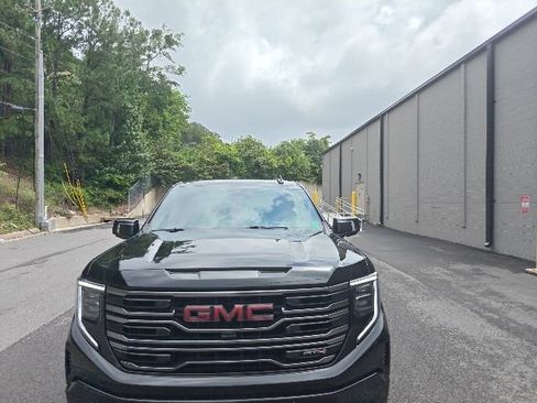 Used 2025 GMC Sierra 1500 AT4 w/ Technology Package AWD/4WD image 8