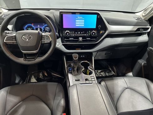Certified 2025 Toyota Highlander Platinum image 7