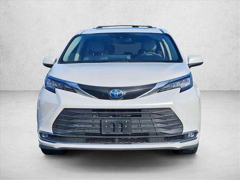 Used 2022 Toyota Sienna XLE AWD/4WD image 2