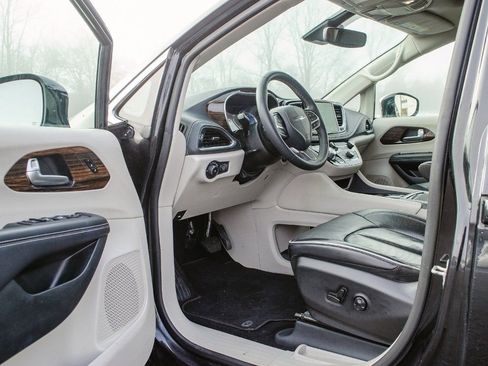 Used 2023 Chrysler Pacifica Limited FWD image 28