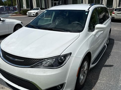 Used 2018 Chrysler Pacifica Touring-L w/ Tire & Wheel Group FWD image 2