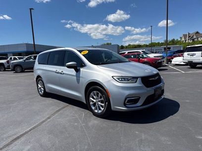 Used 2023 Chrysler Pacifica Touring-L