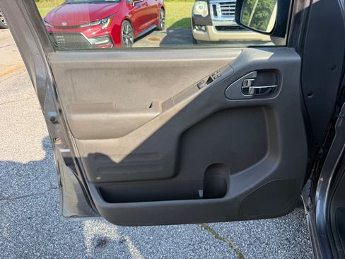 Used 2016 Nissan Frontier SV AWD/4WD image 13