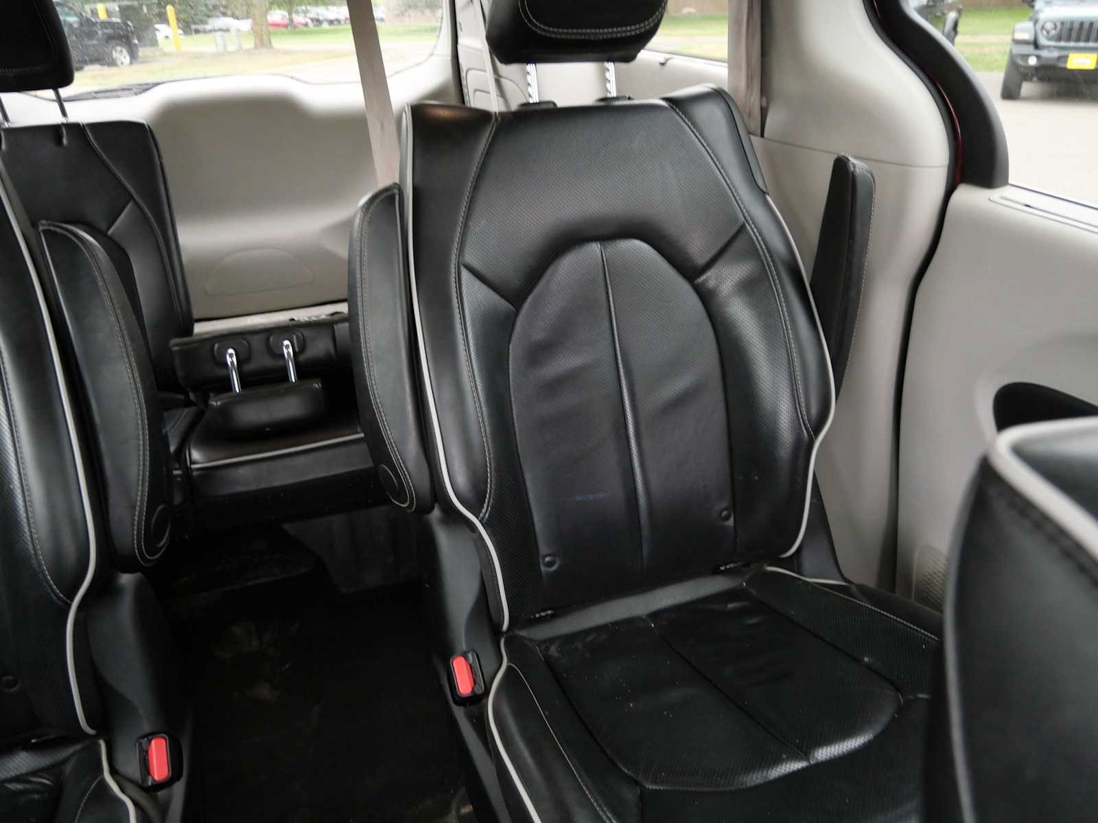 Used 2021 Chrysler Pacifica Limited w/ Uconnect Theater Family Group FWD image 14