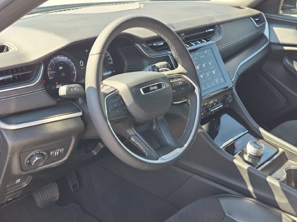 Used 2025 Jeep Grand Cherokee Altitude AWD/4WD image 15