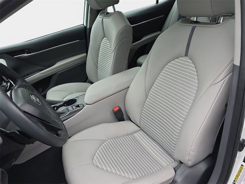 Used 2024 Toyota Camry SE image 19