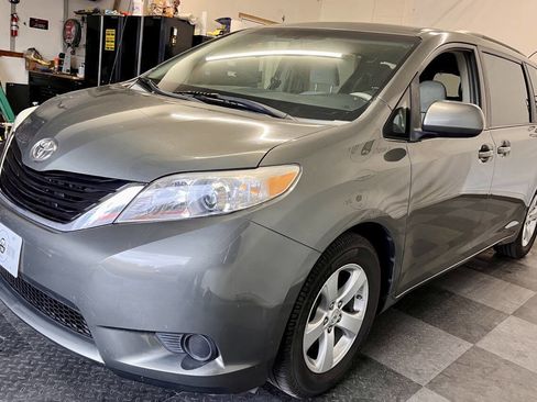 Used 2012 Toyota Sienna LE image 7
