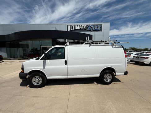 Used 2019 Chevrolet Express 3500 w/ Driver Convenience Package RWD image 1