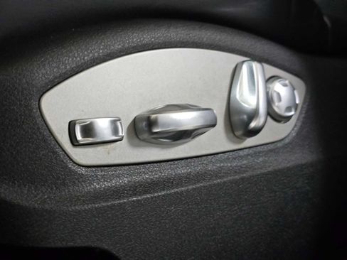 Used 2025 Porsche Macan AWD/4WD image 26