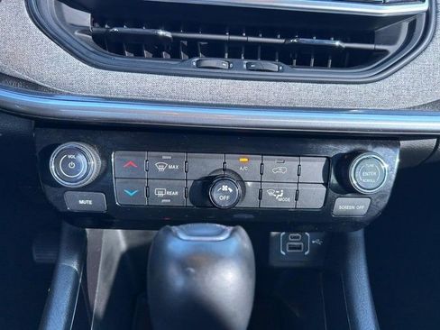 Used 2025 Jeep Compass Latitude image 14