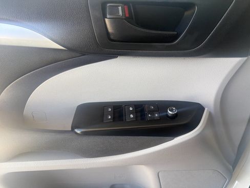 Used 2015 Toyota Highlander LE FWD image 18