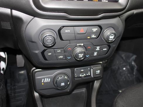 Used 2023 Jeep Renegade Latitude image 18