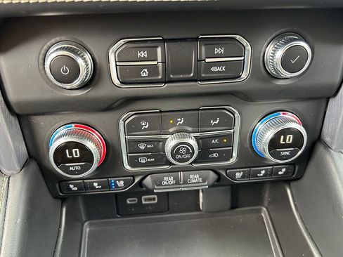 Used 2024 GMC Yukon XL SLT w/ SLT Premium Package RWD image 35