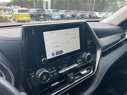 Used 2023 Toyota Highlander XLE image 18