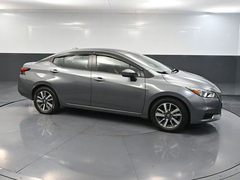 Used 2021 Nissan Versa SV image 3