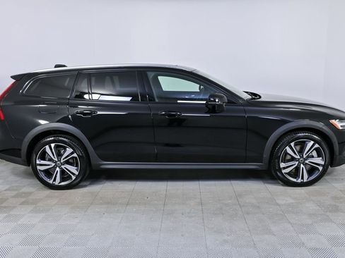 Certified 2025 Volvo V60 B5 Cross Country Plus image 28