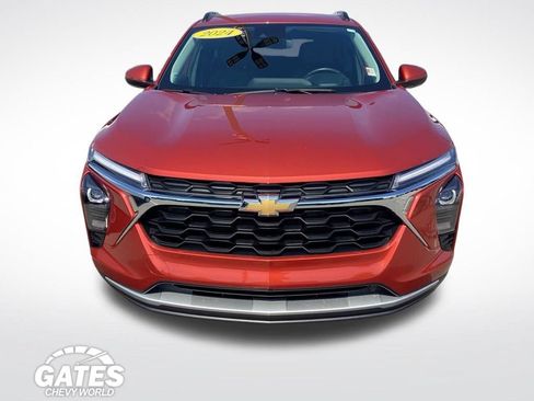 Used 2024 Chevrolet Trax LT w/ Driver Confidence Package FWD image 2