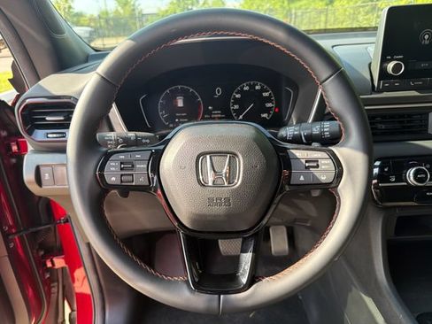 Used 2025 Honda Pilot Sport image 17
