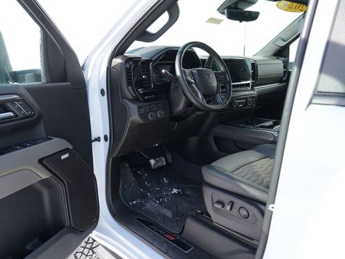 Used 2024 Chevrolet Silverado 2500 ZR2 w/ Technology Package image 13