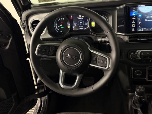 Used 2025 Jeep Wrangler Unlimited Sahara image 12