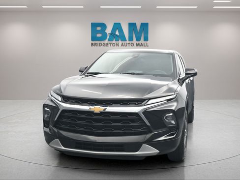 Used 2025 Chevrolet Blazer LT FWD image 2