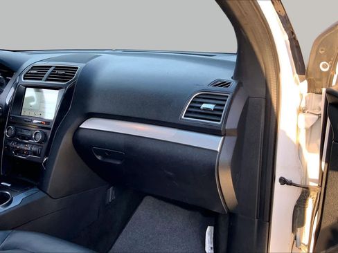 Used 2017 Ford Explorer XLT w/ Equipment Group 202A FWD image 18