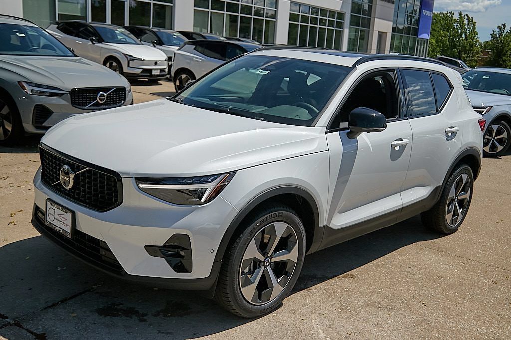 New 2026 Volvo XC40 B5 Plus w/ Climate Package AWD/4WD image 6