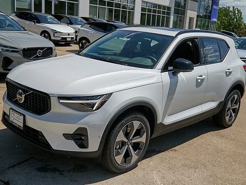 New 2026 Volvo XC40 B5 Plus w/ Climate Package AWD/4WD image 6