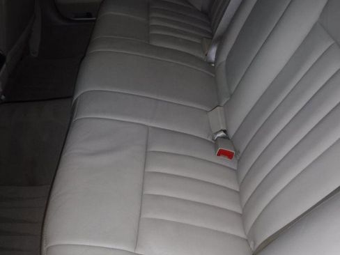 Used 2008 Lincoln Town Car Signature Limited image 30