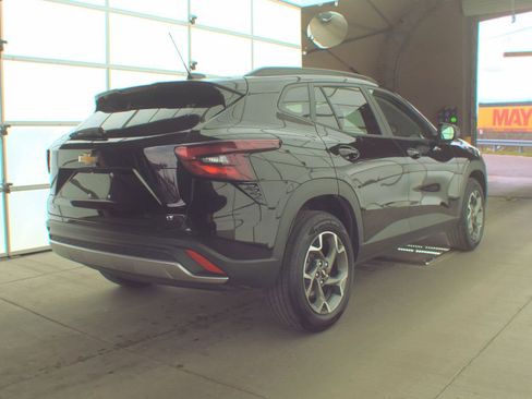 Used 2025 Chevrolet Trax LT w/ LT Convenience Package image 5
