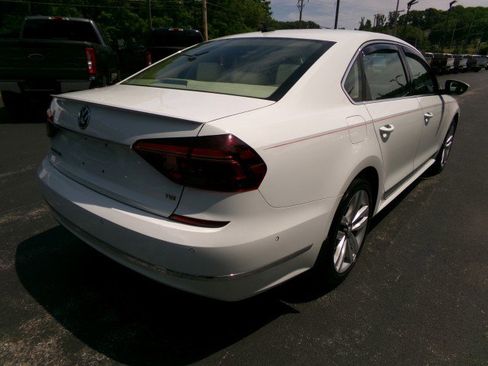 Used 2017 Volkswagen Passat 1.8T SEL Premium FWD image 9