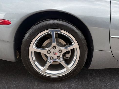 Used 2004 Chevrolet Corvette Coupe w/ Preferred Equipment Group RWD image 21