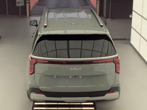 Used 2025 Kia Carnival EX FWD image 3
