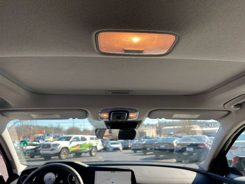 Used 2025 Hyundai Elantra SEL image 23