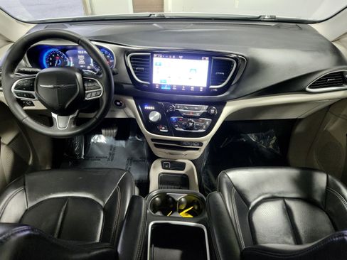 Used 2023 Chrysler Pacifica Touring-L image 15