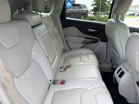 Used 2019 Jeep Cherokee Limited FWD image 12