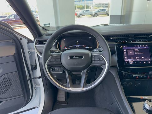 Used 2025 Jeep Grand Cherokee L Laredo image 36