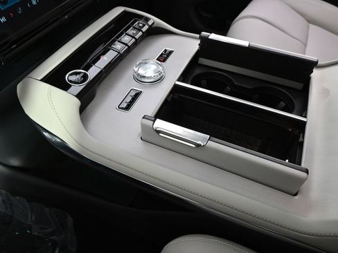 New 2026 Lincoln Navigator Reserve w/ Jet Appearance Package AWD/4WD image 32