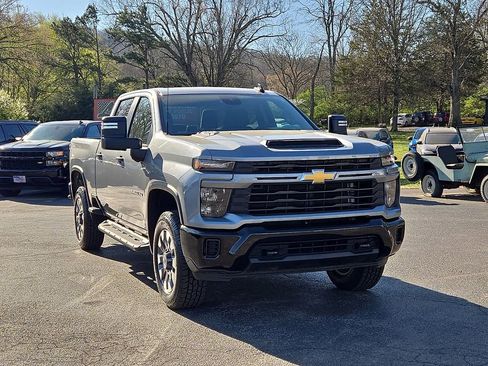 Used 2024 Chevrolet Silverado 2500 Custom w/ Custom Convenience Package image 6
