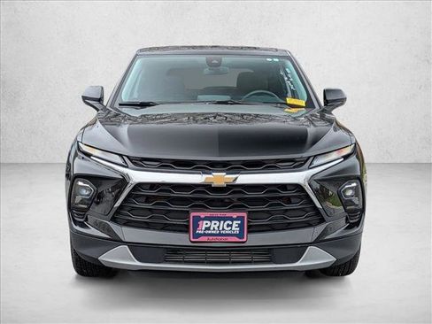 Used 2025 Chevrolet Blazer LT image 2