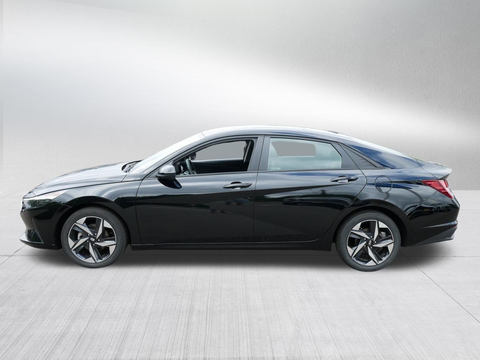 Used 2023 Hyundai Elantra SEL w/ Convenience Package FWD image 4